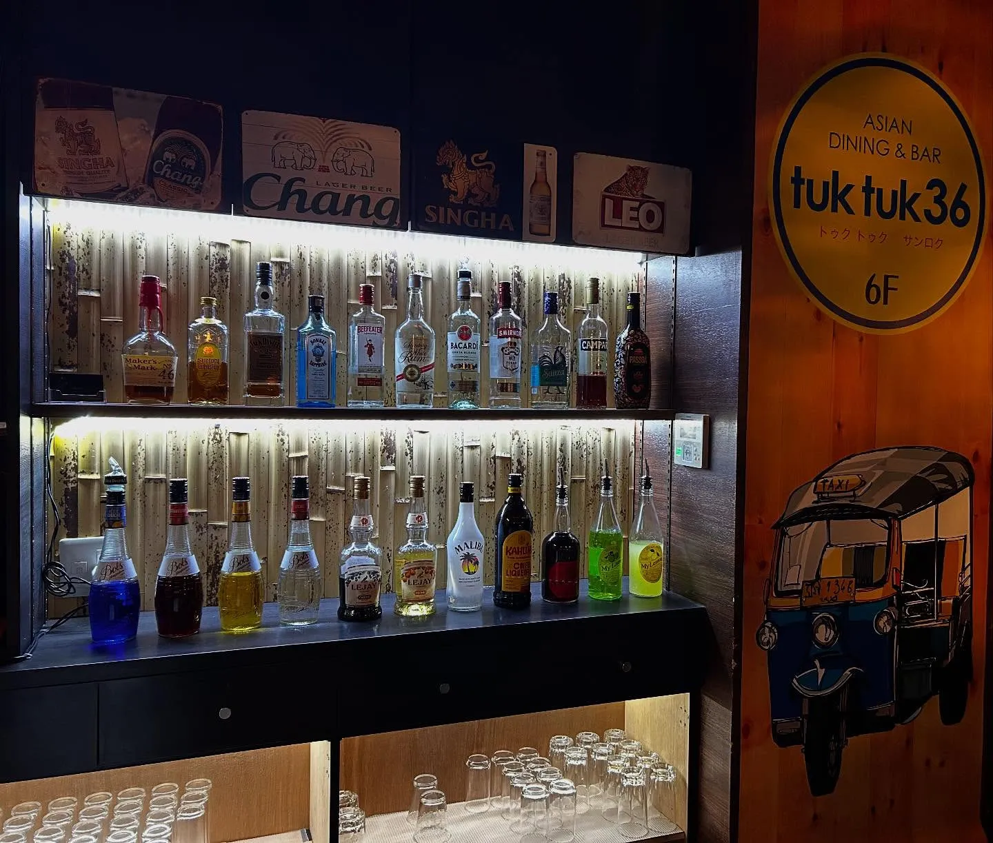 BAR TukTuk36では沢山のリキュールを取り扱っており...