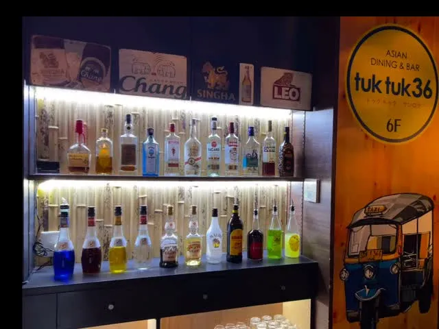 BAR TukTuk36では沢山のリキュールを取り扱っており...
